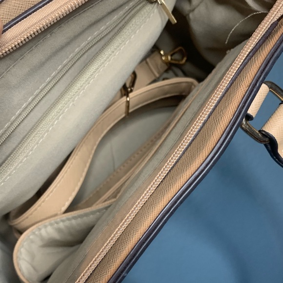 tan medium sized purse - Picture 3 of 6